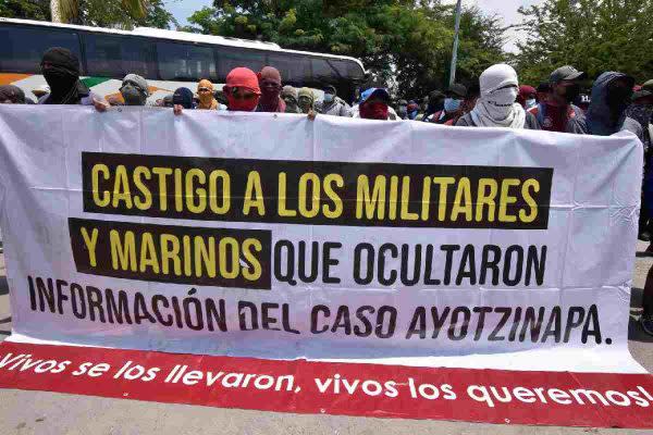 Familiares de los 43 desaparecidos de Ayotzinapa exigen justicia.