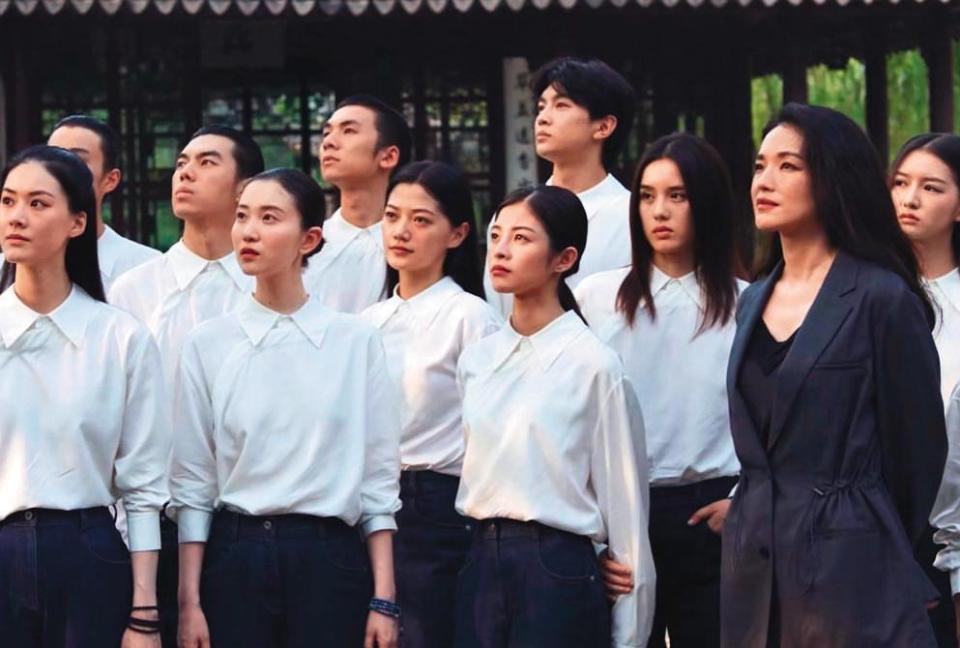 2020年詹子萱（前排右二）遠赴北京，在舒淇（前排右一）、周迅等人創立的「山下學堂」上了1年半的課，感到獲益良多。（翻攝自詹子萱IG）