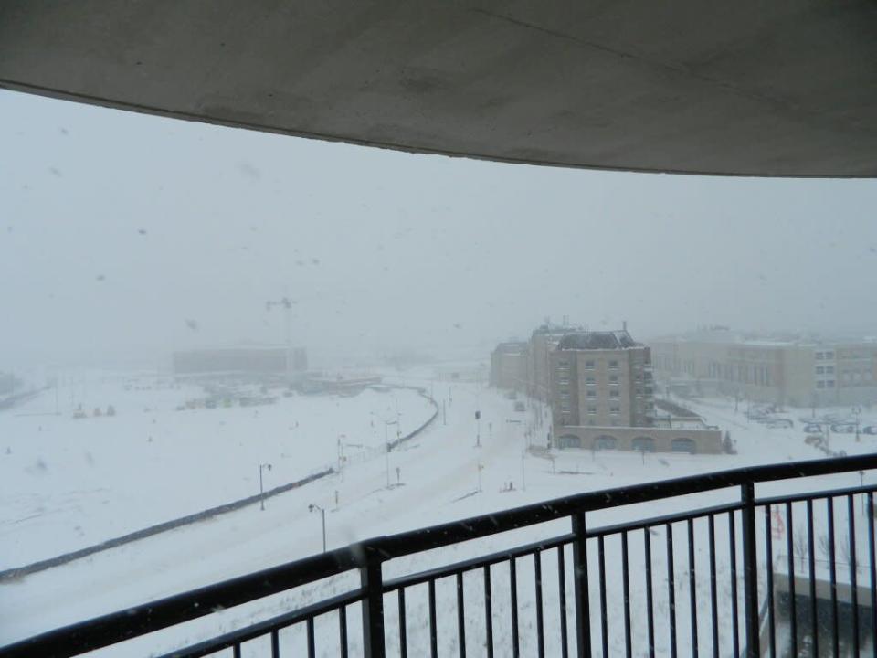 @ygeekquinox: Back inside. What a mess... #TOsnowpics pic.twitter.com/clyUu1T0