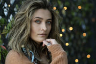 Paris Jackson posa en Beverly Hills, California, el 27 de octubre de 2020 para promover su ábum debut como solista, "Wilted", que lanzará el 13 de noviembre. Su nuevo sencillo "Let Down" salió el viernes 30 de octubre. (AP Foto/Chris Pizzello)