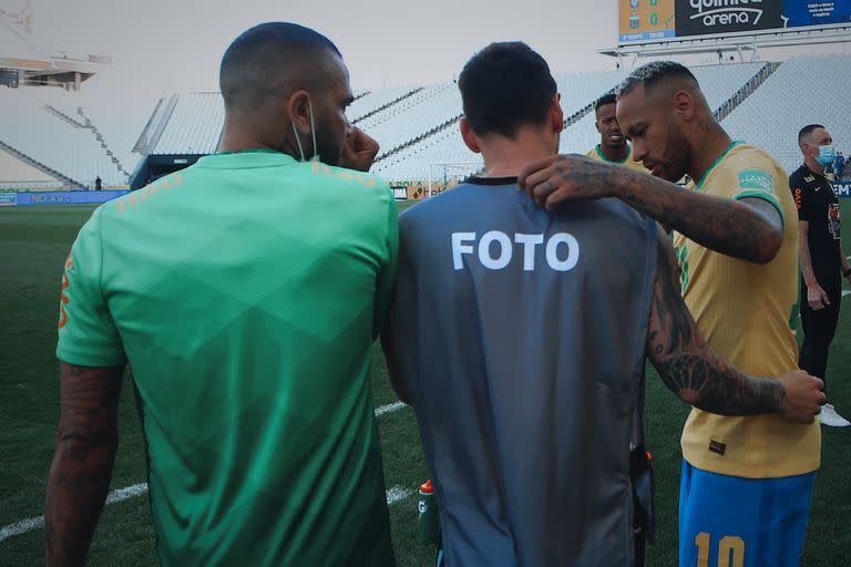 Messi habla con Neymar y Dani Alves, en medio de la insólita suspensión del partido entre Brasil y la Argentina