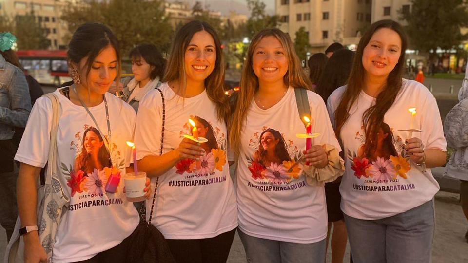 Estudiantes recuerdan a Catalina en velatón.