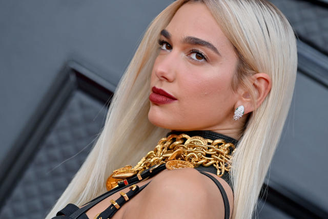 Dua Lipa lució el cabello rubio hasta la cintura en los Grammys