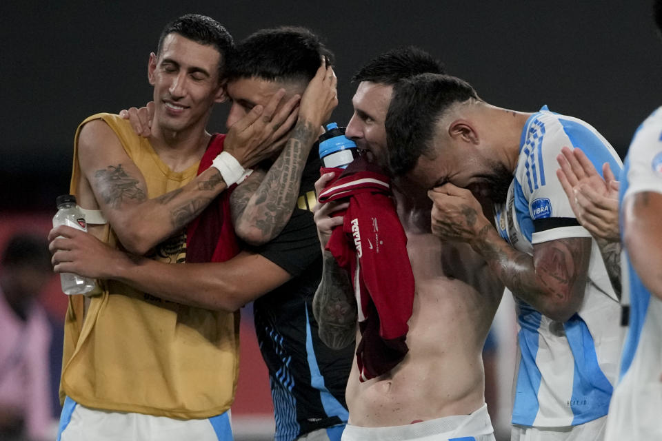 Desde la izquierda: los argentinos Ángel Di María, Enzo Fernández, Lionel Messi y Nicolás Otamendi celebran la victoria 2-0 ante Canadá en la semifinal de la Copa América, el martes 9 de julio de 2024, en East Rutherford, Nueva Jersey. (AP Foto/Pamela Smith)