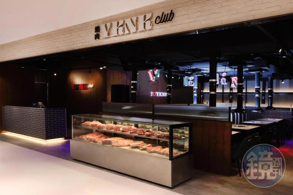 YKNK Club以夜店風新潮空間結合燒肉與酒吧，搶攻影城客人深夜食堂商機。