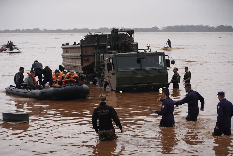 Soldados ayudan a los evacuados en Rio Grande do Sul