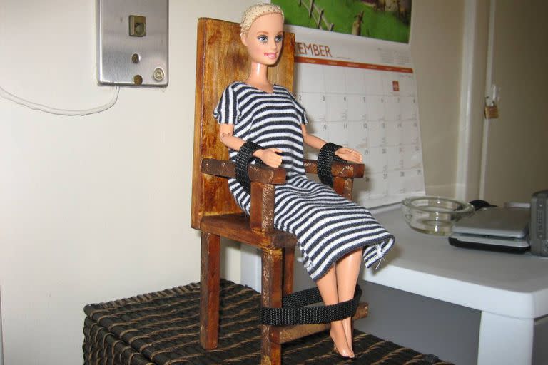 Lo importante para el experimento de la Barbie de la silla eléctrica es que la muñeca tenga articulaciones para poder atarla a la silla
