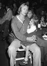 Su padre es Jon Voight, aclamado actor que consiguió su rol más relevante en 'Cowboy de medianoche' (1969). Es por eso que Jolie creció frente a las cámaras, que la captaron asistiendo a eventos de Hollywood desde pequeña. (Foto: Brad Elterman / Getty Images)