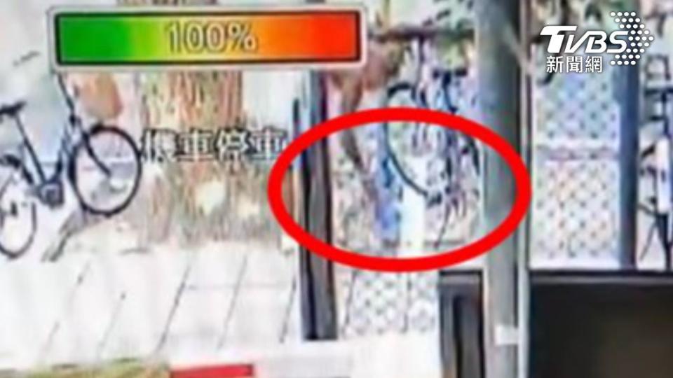 男子發現腳踏車沒上鎖下手行竊。（圖／TVBS）