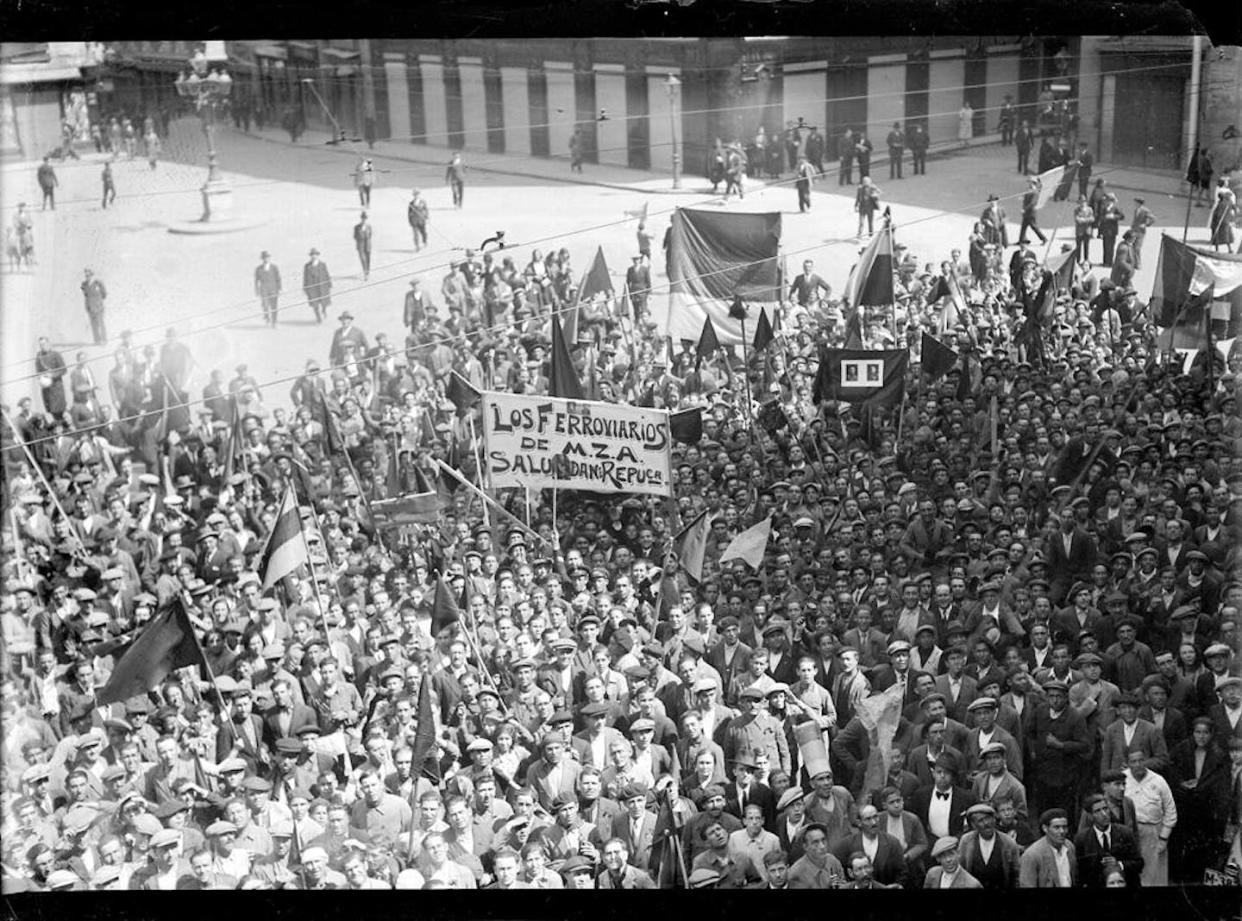 Proclamation of the Second Republic in Spain. Crowds with banners and flags. <a href="http://catalogos.mecd.es/IPCE/cgi-ipce/ipcefototeca?TITN=193844" rel="nofollow noopener" target="_blank" data-ylk="slk:Archivo Baldomero y Aguayo, IPCE, Ministerio de Cultura y Deporte;elm:context_link;itc:0;sec:content-canvas" class="link ">Archivo Baldomero y Aguayo, IPCE, Ministerio de Cultura y Deporte</a>