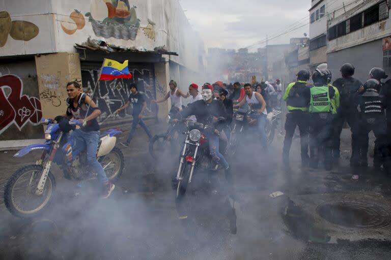 Gases lacrimógenos disparados por la policía en Caracas.