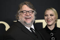 ARCHIVO – El guionista, director y productor Guillermo del Toro, izquierda, y la guionista Kim Morgan en el estreno de "Nightmare Alley" (“El callejón de las almas perdidas”) en el Alice Tully Hall en Nueva York el miércoles 1 de diciembre de 2021. "Nightmare Alley" fue nominada a mejor guion adaptada por el Sindicato de Guionistas (WGA por sus siglas en inglés) el 27 de enero de 2022. (Foto Evan Agostini/Invision/AP)