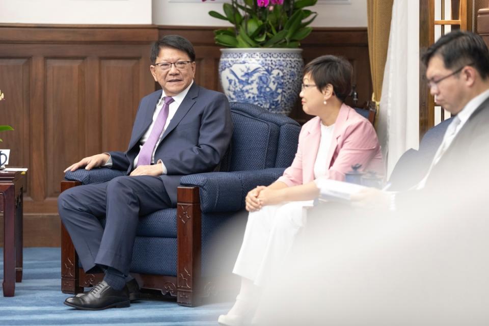  總統府秘書長潘孟安陪同接見北美洲台灣商會聯合總會回國訪問團。 圖：總統府提供 