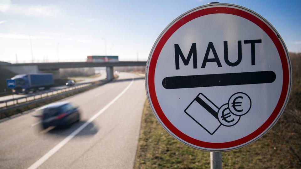 Ein Verkehrsschild weist Autofahrer der Stadtautobahn auf die Mautpflicht für die Passage des Warnowtunnels in Rostock hin. Foto: Jens Büttner