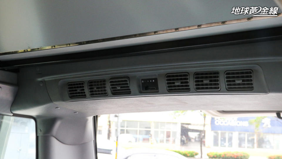 為安裝上掀車頂， 菱利A180的中央冷氣出風口與鼓風機都被移往車尾。(攝影/ 陳奕宏)