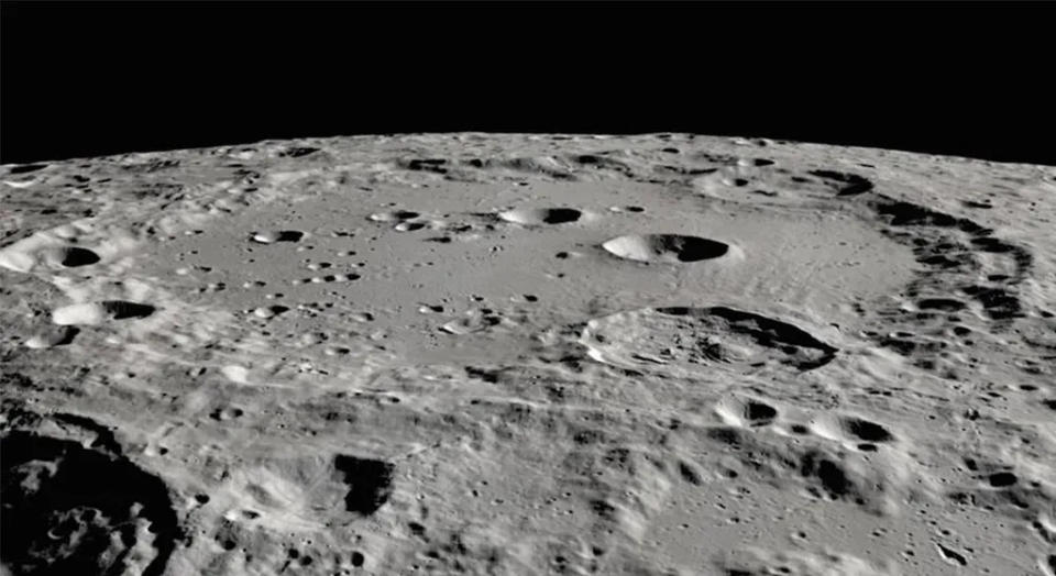 A superfície da Lua é coberta pelo regolito, uma camada formada após bilhões de anos de impactos de meteoritos (Imagem: Reprodução/NASA/JPL)