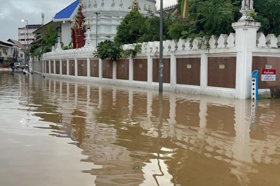 清邁淹水警報！平河潰堤淹沒市區 居民深夜緊急撤離（來源：X_Arbasdubble）