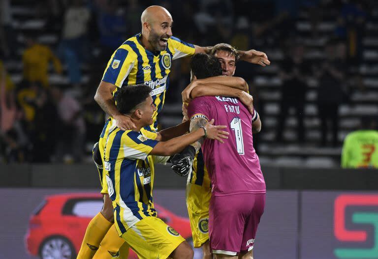 Kevin Ortiz, Carlos Quintana y Juan Cruz Komar abrazan a Fatura Broun, tras la brillante actuación en la tanda de penales frente a River; en la Copa de la Liga detuvo cinco remates sobre 12