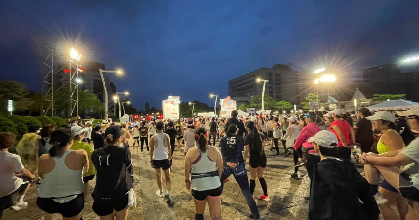 2023 Taishin Women Run台新女子路跑9日於台北市登場，清晨五點半由半馬組跑者率先起跑。（圖／讀者提供）