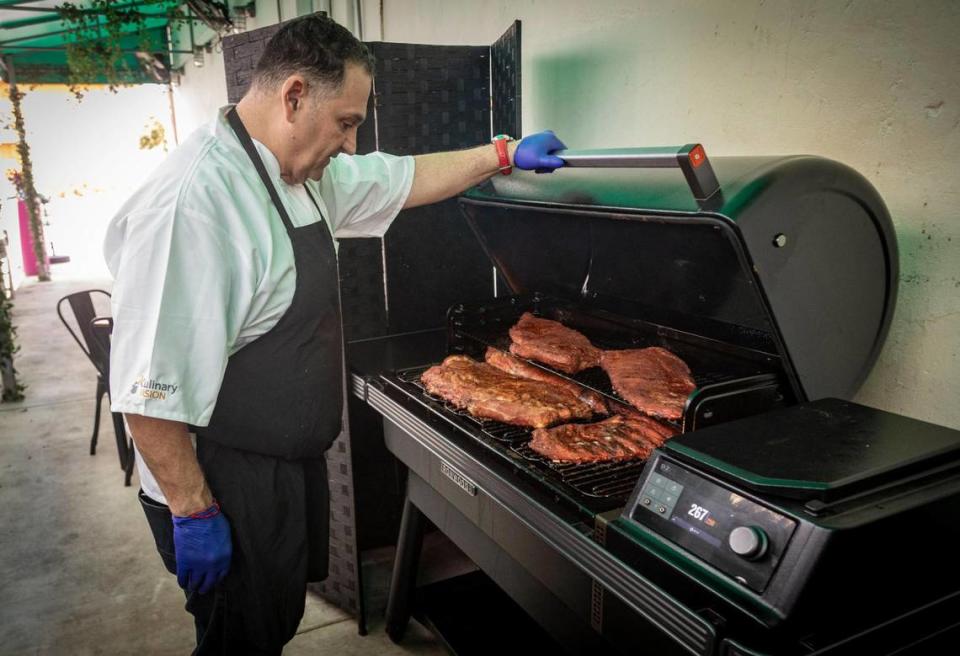 El chef Mario Barone comprobando la costilla de primera dentro del ahumador en La Veridica BBQ en Hialeah. Jose A. Iglesias/jiglesias@elnuevoherald.com