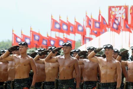 Special troops salute to Taiwan's President Ma Ying-jeou at the end of the annual Han Kuang military exercise in an army base in Hsinchu, northern Taiwan, July 4, 2015. REUTERS/Patrick Lin