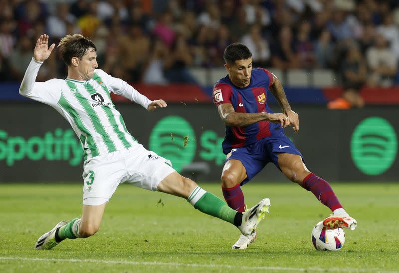 Joao Cancelo del Barcelona en acción antes de anotar el quinto gol del equipo durante el partido ante el Real Betis por LaLiga, en el Estadi Olimpic Lluis Companys, Barcelona, España