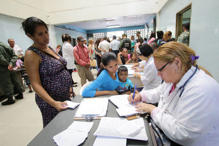 A doctor assists people looking for treatment for malaria at a health center in San Felix, Venezuela November 3, 2017. Picture taken November 3, 2017. REUTERS/William Urdaneta