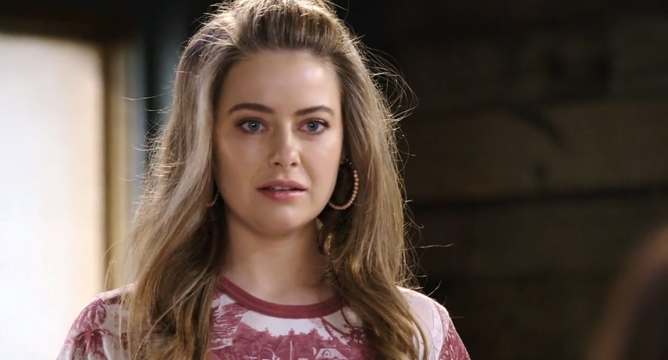 chloe brennan finds elly conway with the christmas card in neighbours