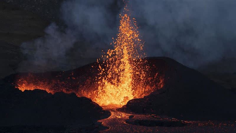 冰島在過去三天內至少發生5800次小地震，冰島氣象專家示警，未來12個月可能發生火山爆發。（示意圖／翻攝自Pixabay）