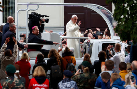 Pope Francis greets faithful as he arrives outside the Vilnius Cathedral in Vilnius, Lithuania September 22, 2018. REUTERS/Max Rossi