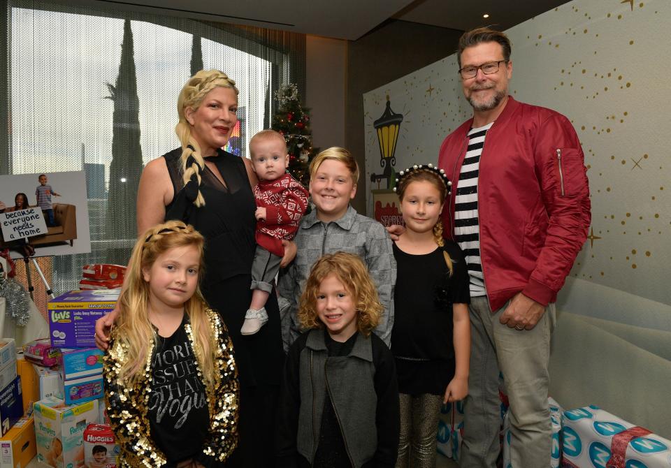 Tori Spelling (L), Dean McDermott, and their children.