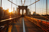 Seguro que has visto estas torres de arcos y estos cables de acero en infinidad de películas y series de televisión. Hasta su construcción, que tuvo lugar entre 1870 y 1883 y costó la vida a 27 hombres, solo era posible llegar de Nueva York a Brooklyn en ferri. En su momento llegó a ser el puente colgante más grande del mundo. (Foto: Getty Images).