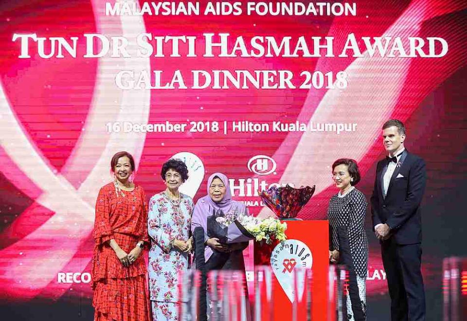 (From left) Datin Paduka Marina Mahathir, Tun Dr Siti Hasmah Mohd Ali, Fadzilah Abdul Hamid, Prof Datuk Dr Adeeba Kamarulzaman and Jamie Mead during the Tun Dr Siti Hasmah Award Gala Dinner in Kuala Lumpur December 16, 2018. — Picture by Firdaus Latif