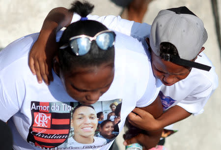 Relatives and friends of goalkeeper Christian Esmerio, 15, react during his burial after a deadly fire at Flamengo soccer club's training center, in Rio de Janeiro, Brazil February 10, 2019. REUTERS/Ricardo Moraes