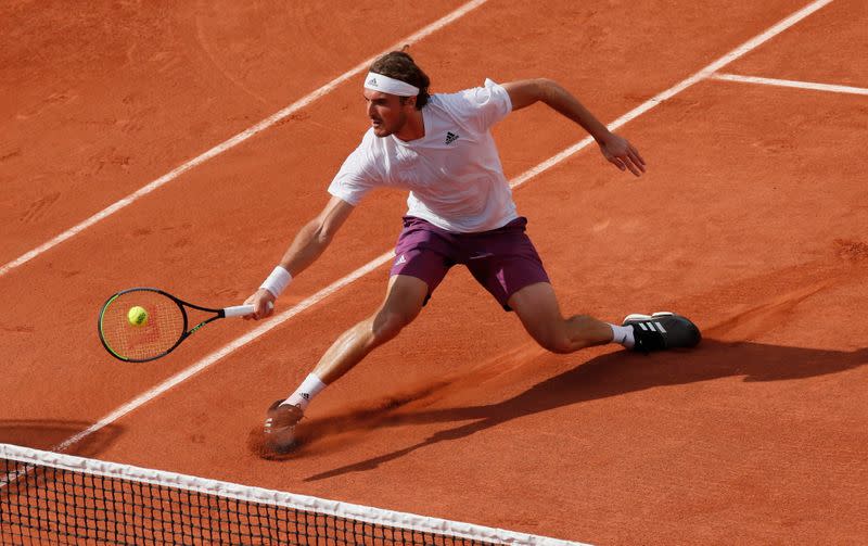 El tenista griego Stefanos Tsitsipas durante su partido de segunda ronda del Abierto de Francia ante el español Pedro Martínez, Roland Garros, París, Francia