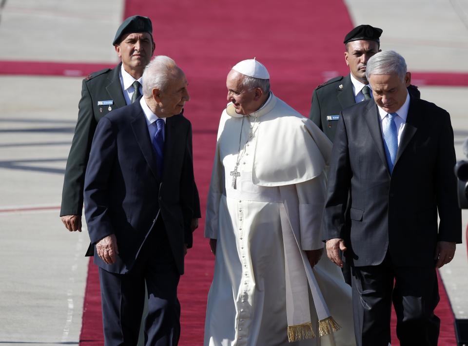 Israel's President Peres and Prime Minister Netanyahu walk with Pope Francis on the red carpet at Ben Gurion airport near Tel Aviv