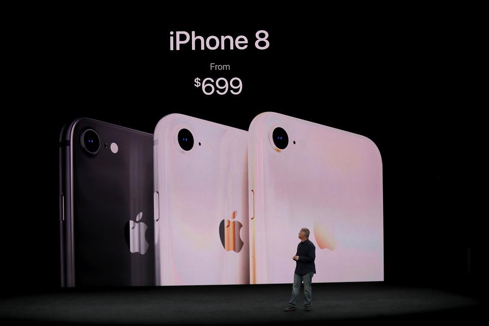 <p>El nuevo iPhone 8 se consigue a partir de 699 dólares, mientras que el iPhone 8 Plus sale a la venta desde 799 dólares (Foto de Justin Sullivan / <em>Getty Images</em>). </p>