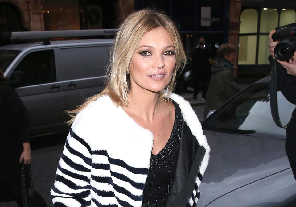 D’elle, on a tout lu, tout vu, tout dit. Elle, c’est Kate Moss. Le mannequin phare de ces vingt-cinq dernières années, celle qui fascine le public, les médias et les créateurs de mode. C'est à l'aéroport, à l'âge de 14 ans, que sa vie bascule, lorsqu'elle est repérée par un agent. Dès lors, elle devient un visage incontournable de la mode. Son secret ? Son air mutin, et surtout, sa discrétion. En effet, on connaît à peine la voix de Kate Moss, qui ne s'exprime jamais, et laisse donc l'imaginaire du public prendre le dessus. Malgré les scandales (le Cocaïne Kate gate, en 2005), les grands noms de la mode et de la beauté se l'arrachent, et à plus de 40 ans, elle est toujours plus en vogue que les mannequins de 20 ans. Ces derniers mois, après avoir retrouvé l'amour auprès de Nikolaï Von Bismarck, elle arrête les excès, se lance dans le yoga et et adopte une nouvelle vie saine qu'on ne lui connaissait pas. A l'occasion de son anniversaire, retour en images sur sa carrière, ses amours et son entourage en images.