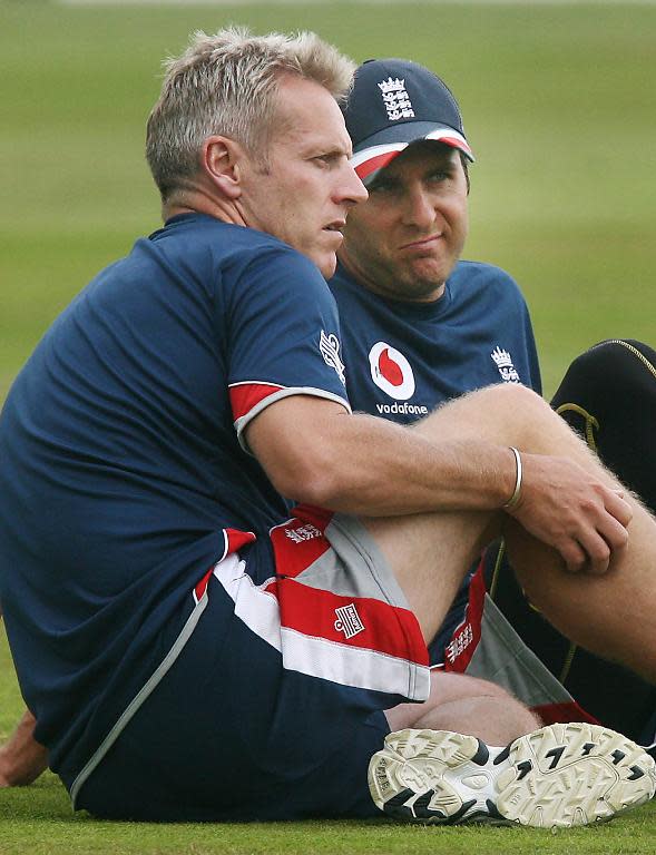 England cricket team captain Michael Vaughan (R) chats with Head Coach Peter Moores during a practice session at the Oval cricket ground in London, 08 August 2007, two days before the third and final test between England and India