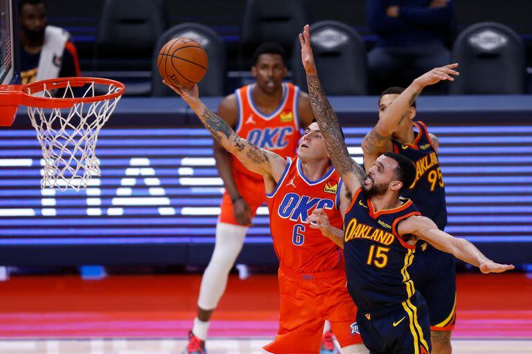 Gabriel Deck en Oklahoma City Thunders en un cruce con Atlanta Hawks en la NBA (Photo by Lachlan Cunningham/Getty Images)