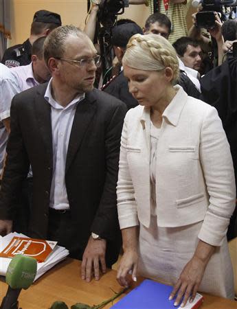 Former Ukrainian Prime Minister Yulia Tymoshenko (R) stands beside her lawyer Serhiy Vlasenko during a pre-trial hearing at a city court in Kiev, June 24, 2011. REUTERS/Gleb Garanich