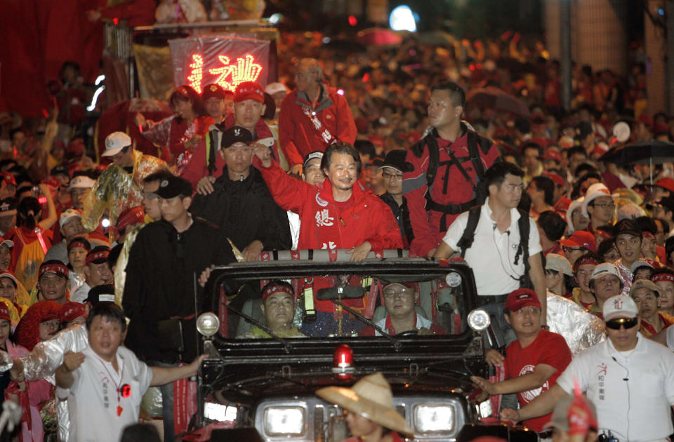 FILE - Taiwan veteran human rights Shih Ming-teh, center, leads a massive march over tens of thousands of protesters en route to a new location for their continued sit-in in Taipei, Taiwan, on Sept. 15, 2006. Shih, a democracy activist who helped lead Taiwan from authoritarianism to democracy and a former chairman of the ruling Democratic Progressive Party, died Monday, Jan. 15, 2024, at the age of 83, his family said. (AP Photo/Wally Santana, File)