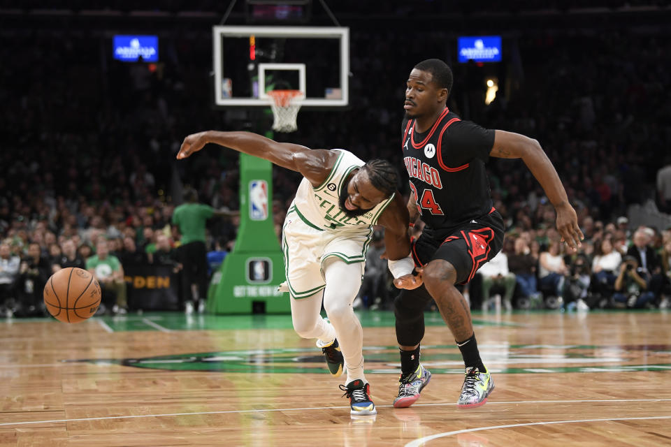 Boston Celtics guard <a class="link " href="https://sports.yahoo.com/nba/players/5602" data-i13n="sec:content-canvas;subsec:anchor_text;elm:context_link" data-ylk="slk:Jaylen Brown;sec:content-canvas;subsec:anchor_text;elm:context_link;itc:0">Jaylen Brown</a> (7) loses the ball while <a class="link " href="https://sports.yahoo.com/nba/teams/chicago/" data-i13n="sec:content-canvas;subsec:anchor_text;elm:context_link" data-ylk="slk:Chicago Bulls;sec:content-canvas;subsec:anchor_text;elm:context_link;itc:0">Chicago Bulls</a> forward Javonte Green (24) defends during the first half at TD Garden. Credit: Bob DeChiara-USA TODAY Sports