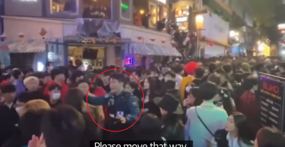 一名韓國警察在梨泰院人群中喊話，叫人潮不要再往前擠，但似乎沒人聽勸。   圖：翻攝自推特