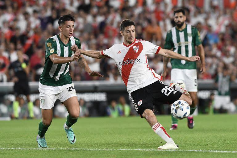 Nacho Fernández en acción, en el último River vs. Banfield: su camiseta, parte de una subasta solidaria