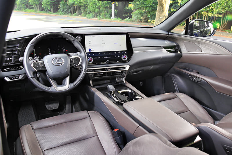 車艙布局則延續新世代NX所導入的TAZUNA全環繞駕駛座艙概念
