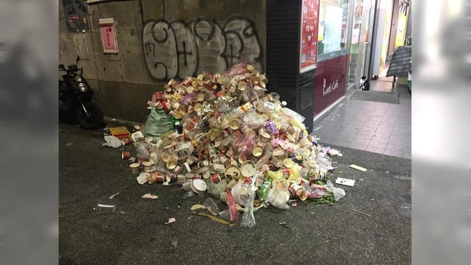 同條路上的巷子口也淪為垃圾山。圖／翻攝自爆料公社臉書
