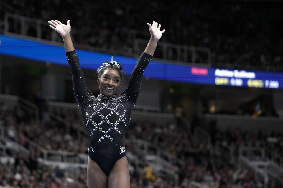 Simone Biles tras competir en el ejercicio de piso del Campeonato de Gimnasia de Estados Unidos, el domingo 27 de agosto de 2023, en San José California. (AP Foto/Godofredo A. Vásquez)