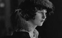 Voller Tragik war Chaplins erste Ehe: 1918 hatte er eine Affäre mit der damals erst 16-jährigen Mildred Harris (1901-1944). Weil Harris glaubte, von ihm schwanger zu sein, heiratete sie den zwölf Jahre älteren Chaplin. Doch die Schwangerschaft war nur eingebildet. Kurz nach der Hochzeit wurde sie dann aber doch schwanger, der 1919 geborene Sohn Norman Spencer starb jedoch drei Tage nach der Geburt. Wenig später trennte sich das Paar. (Bild: Hulton Archive/Getty Images)