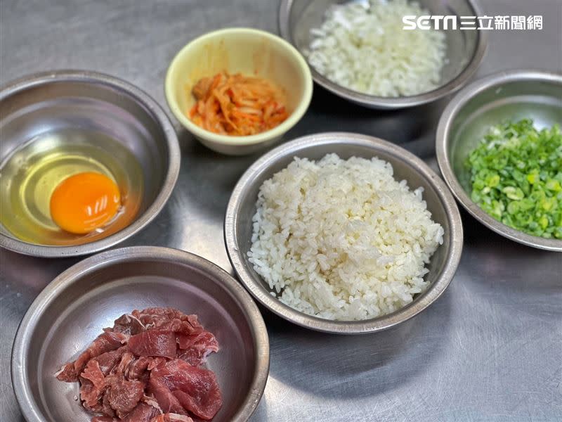 除了招牌臭皮炒飯，客人們心目中的第二名是「韓式泡菜牛肉炒飯」。（圖／記者劉沛妘攝影）